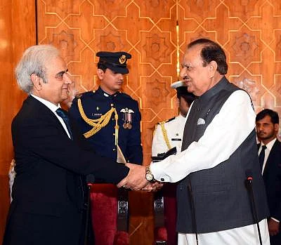 Pakistani President Mamnoon Hussain (R) shakes hand with caretaker Prime Minister Nasir-ul-Mulk. (File Photo: Xinhua/PID/IANS)