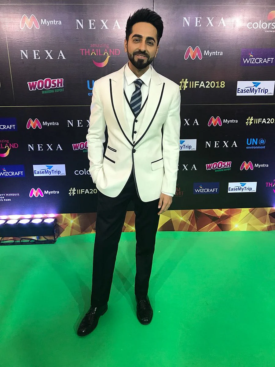 Ayushmann Khuranna plays it suave in monochrome at IIFA 2018!