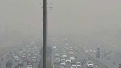 Dense smog covers Delhi-Gurugram Expressway in Gurugram on 5 Dec 2017.&nbsp;