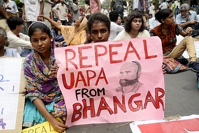 Kolkata: Left activists and members of the anti-power grid movement committee in West Bengal