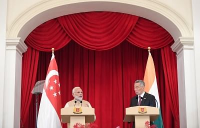 Singapore: Prime Minister Narendra Modi and the Prime Minister of Singapore Lee Hsien Loong at the Joint Media Statement, at Istana - Presidential Palace, in Singapore on June 01, 2018. (Photo: IANS/PIB)
