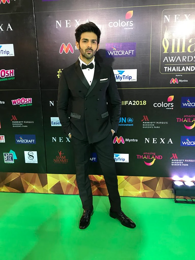 Kartik Aaryan wearing a tuxedo on IIFA 2018 green carpet in Bangkok