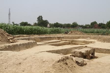 Does the newly excavated site near Delhi has any link with the Mahabharata? 