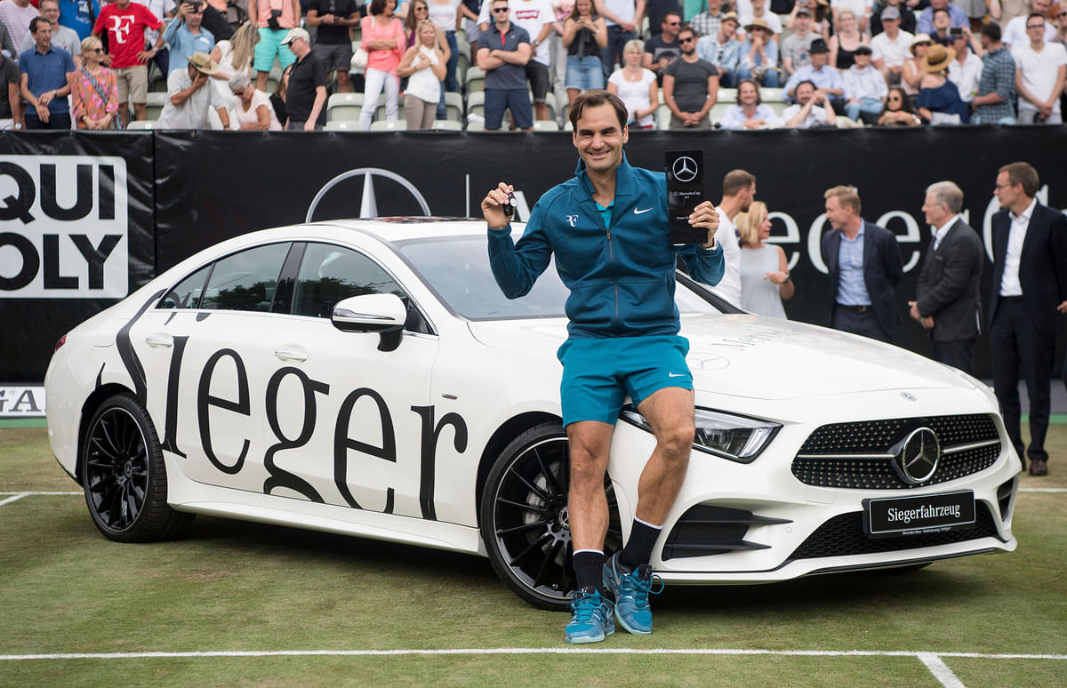 Roger Federer celebrated returning to the top of the world rankings by defeating Raonic in the Stuttgart Open final.