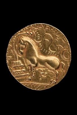 Gupta Dinar, Samudragupta - Gold, AD 335-80, Central India; Diameter : 2.2 Cm; CSMVS, Mumbai (18606) (Photo: National Museum, Delhi)