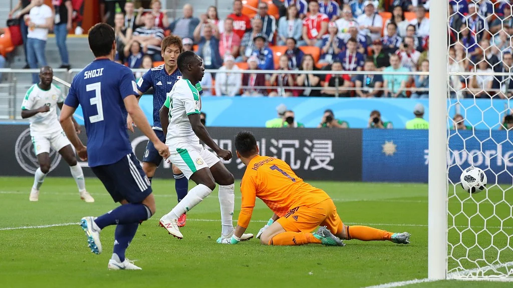 Senegal’s Sadio Mane (centre) scores his side’s opening goal past Japan goalkeeper Eiji Kawashima (right) during their Group H match at the Yekaterinburg Arena on Sunday.
