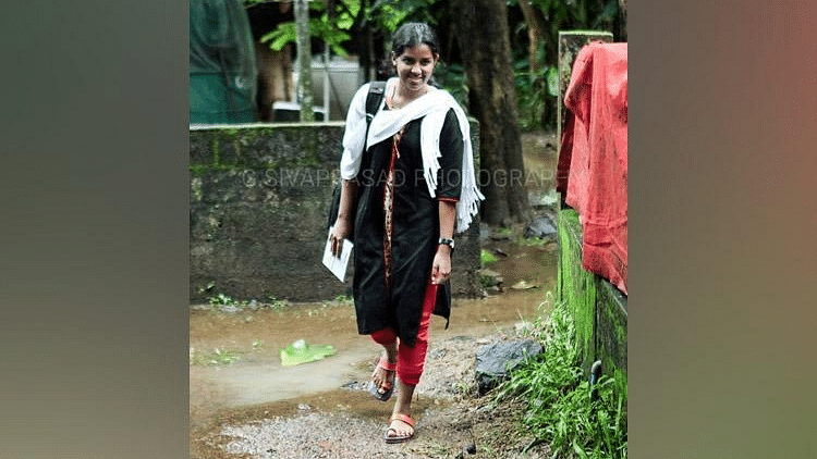 Image of Neelu heading to college published by a Malayalam newspaper.