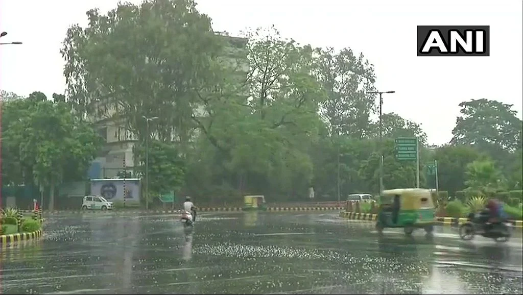 Delhi witnesses a change in weather and receives rainfall on the morning of 27 June, 2018. Visuals from Mandi House & Feroz Shah Road. 