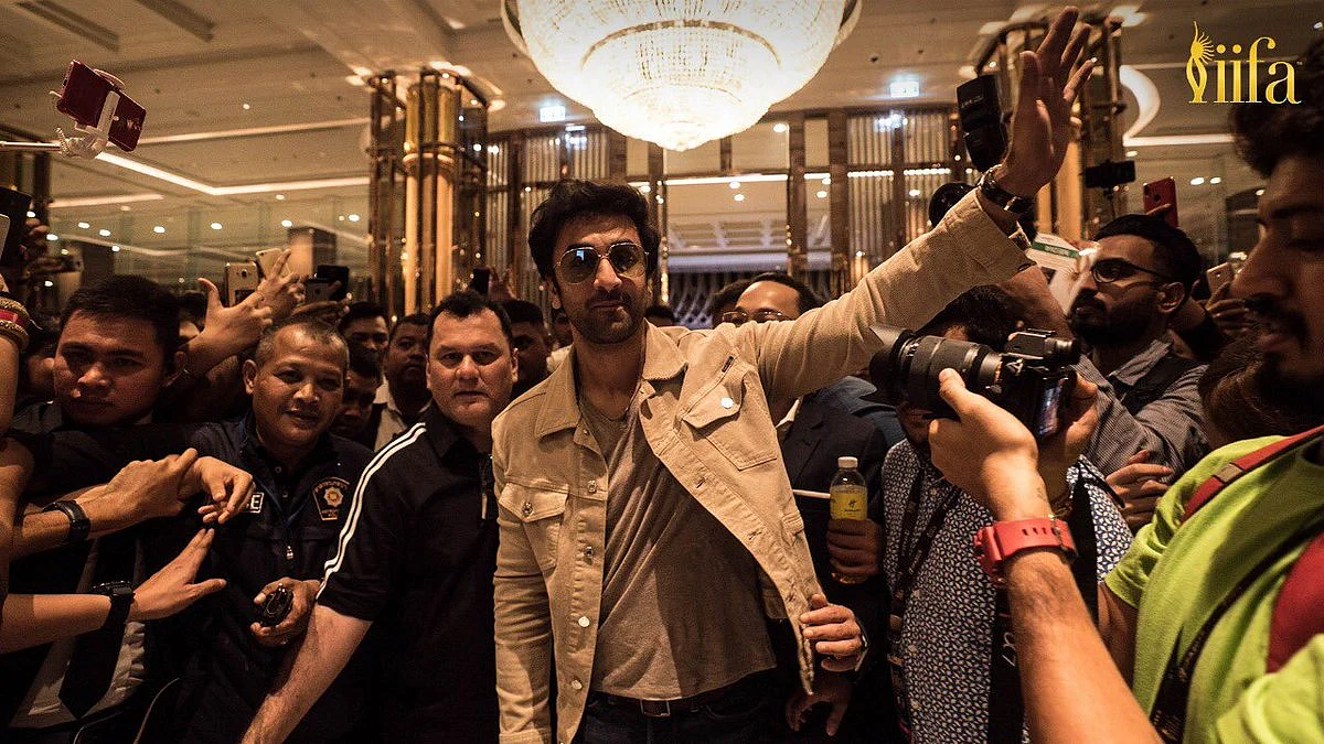 Fans throng around Ranbir Kapoor. 