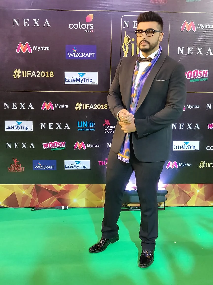 Arjun Kapoor added an Ikat<i> </i>stole to his charcoal black suit! 