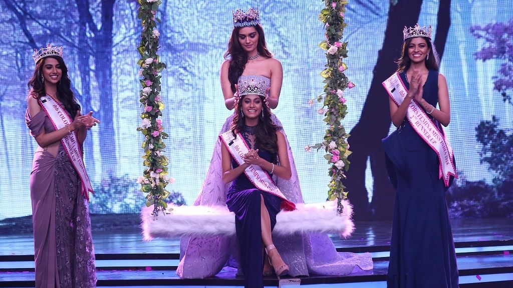 Manushi Chhillar crowns Anukreethy Vas at the Miss India event in Mumbai.&nbsp;