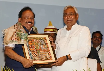 Patna: Bihar Chief Minister Nitish Kumar felicitates Union Science and Technology Minister Harsh Vardhan at East India Climate Change Conclave, in Patna on June 24, 2018. (Photo: IANS)
