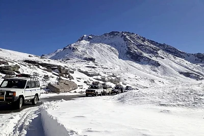 Manali: A view vehicles passing through Rohtang Pass near Manali in Himachal Pradesh. (Photo: IANS)