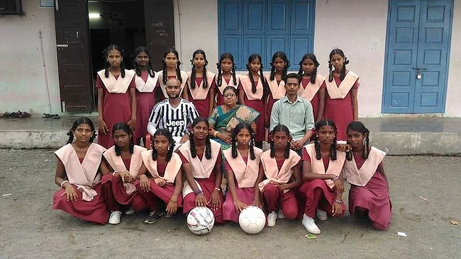 The girls football team of Government Higher Secondary School, Shollinganallur.