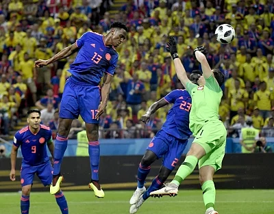 KAZAN, June 24, 2018 (Xinhua) -- Yerry Mina (top) of Colombia heads the ball to score during the 2018 FIFA World Cup Group H match between Poland and Colombia in Kazan, Russia, June 24, 2018. (Xinhua/He Canling/IANS)