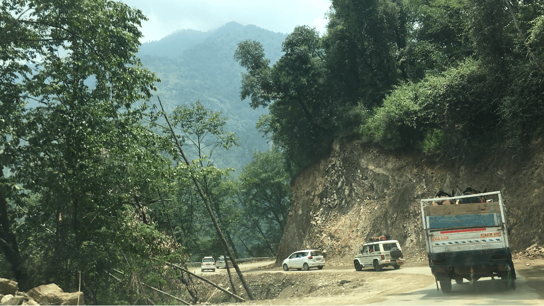 Steep cutting on NH 107 between Sonprayag and Guptkashi.