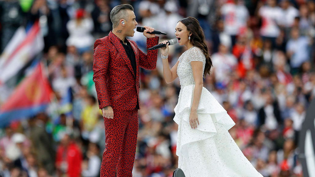 Robbie Williams and Aida Garifullina perform ahead of the group A match between Russia and Saudi Arabia.&nbsp;