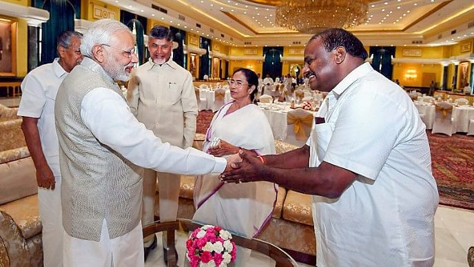 PM Modi meets Chief Ministers HD Kumaraswamy(right), Mamata Banerjee( second from right), Chandrababu Naidu(second from left) and Pinarayi Vijayan(back and to the left)