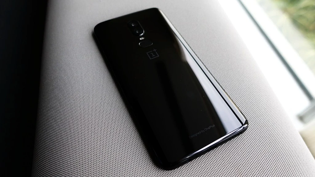 OnePlus 6 gets a glass back body this year. 