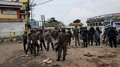 Shillong: Security beefed up in violence-hit areas of Shillong where curfew was relaxed for seven hours on June 3, 2018. An indefinite curfew was imposed in areas under Lumdiengjri Police Station and Cantonment Beat House on Friday. The clash erupted after a skirmish between some women and a driver of Shillong Public Transport Service bus at Them Meteor, which led to an assault of three persons on Thursday. The violence continued even after the parties involved in the skirmish reached a compromi