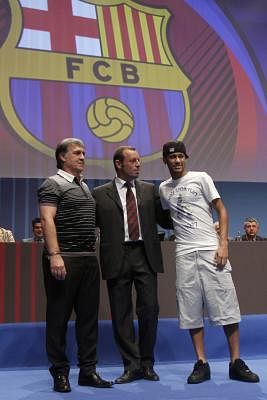 President of Spanish soccer team FC Barcelona, Sandro Rosell (C). EFE/Albert Olive