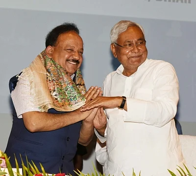 Patna: Bihar Chief Minister Nitish Kumar felicitates Union Science and Technology Minister Harsh Vardhan at East India Climate Change Conclave, in Patna on June 24, 2018. (Photo: IANS)