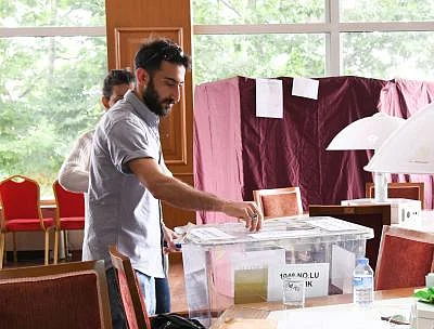 ISTANBUL, June 24, 2018 (Xinhua) -- A man casts his vote in a polling station in Istanbul, Turkey, on June 24, 2018. Turkey held presidential and parliamentary elections on Sunday. (Xinhua/Wu Huiwo/IANS)
