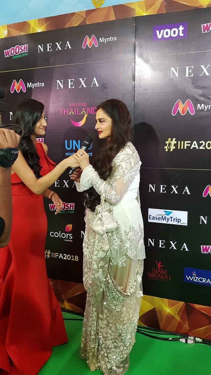 Rekha looks stunning in an Ivory Saree at IIFA 2018 green Carpet