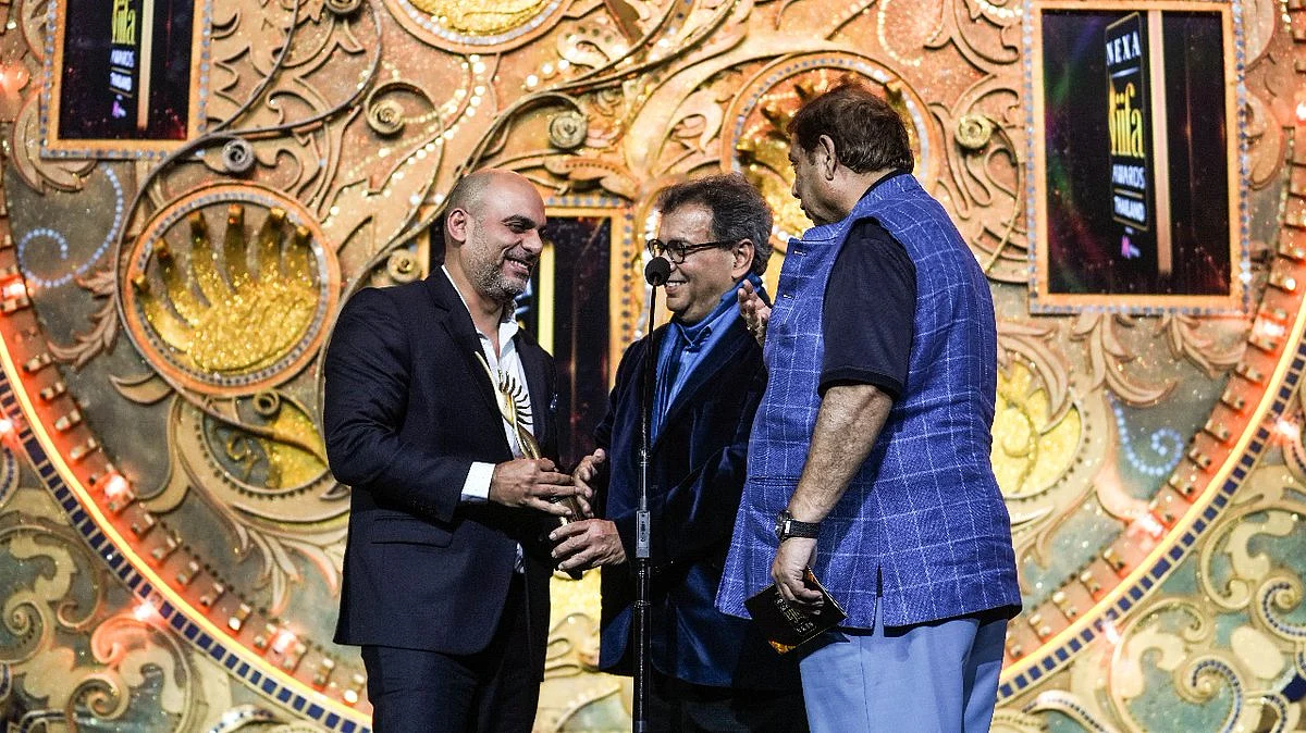 David Dhawan and Subhash Ghai present the award for Best Direction Award to Saket Chaudhary for ‘Hindi Medium’