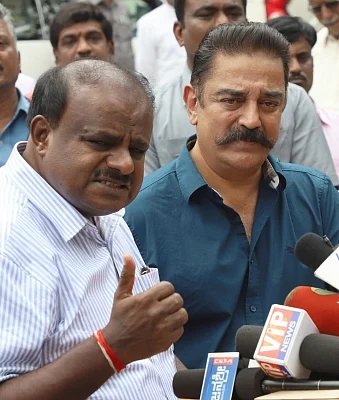 Bengaluru: Karnataka Chief Minister H.D. Kumaraswamy and Makkal Needhi Maiam chief Kamal Haasan jointly address a press conference, in Bengaluru on June 4, 2018. (Photo: IANS)