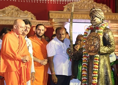 Bengaluru: Karnataka Chief Minister HD Kumarswamy with Sri Nirmalananda Swami of Adichunchanagiri Mutt, Water Resource Minister DK Shivakumar and others floral tribute to the statue of Nadaprabhu Kempegowda, on the occasion of Nadaprabhu Kempegowda Jayanti at Palace Grounds, in Bengaluru on June 27, 2018. (Photo: IANS)