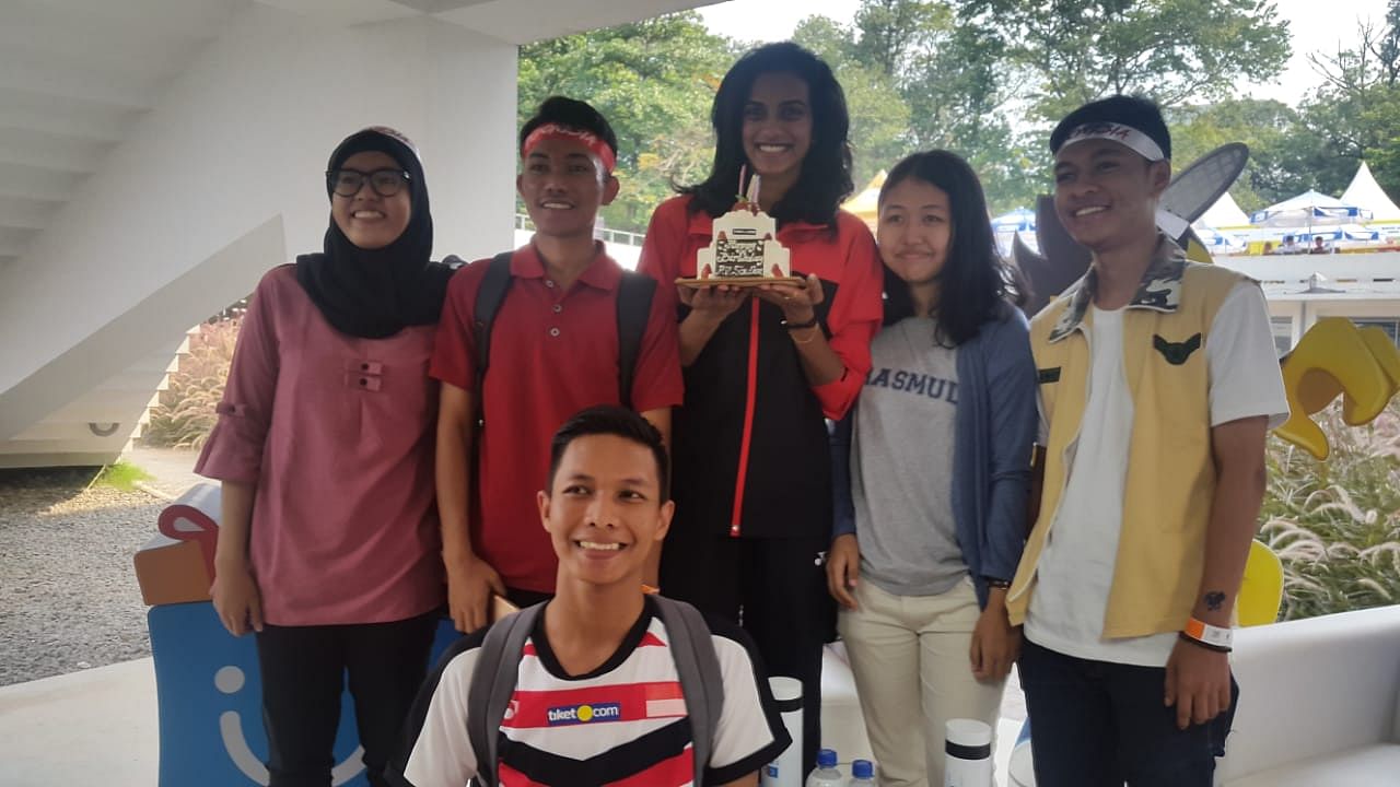 The Olympic Silver Medalist along with her Indonesian fans who brought in a special cake for her birthday.