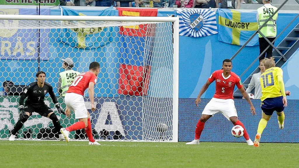 Sweden’s Emil Forsberg (right) scores the opening goal during their Round of 16 match against Switzerland at the St. Petersburg Stadium on Tuesday.