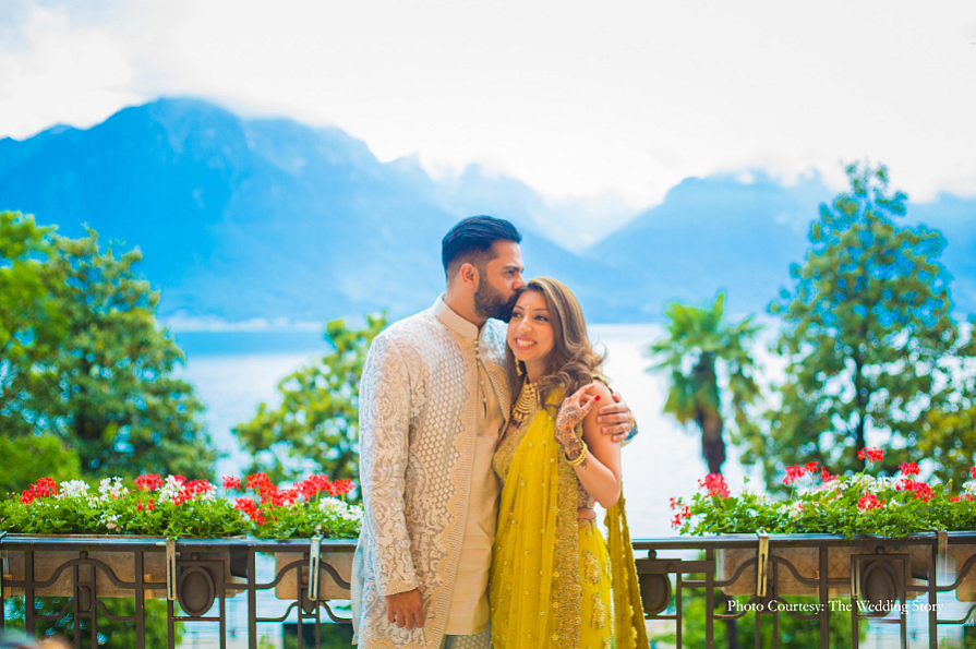 With snow-capped peaks behind you, palm trees in front this picture of the bride &amp; groom during their mehendi makes for such a beautiful photograph!&nbsp;