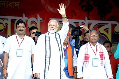 Midnapore: Prime Minister Narendra Modi waves at farmers during "Kisan Kalyan" rally, in West Bengal