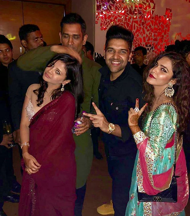 Here’s another photograph of Mahi and Sakshi along with singer Guru Randhwa during the <i>sangeet</i>.&nbsp;
