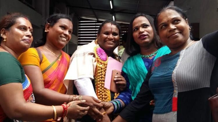 Satyashri Sharmila (centre)