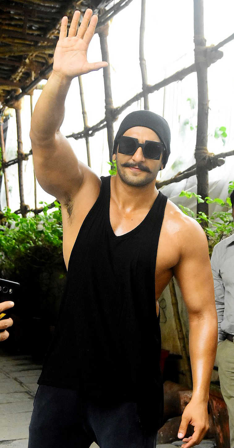Ranveer Singh flexing his bulky biceps in latest post is the perfect  fitness inspiration, Celebrity News