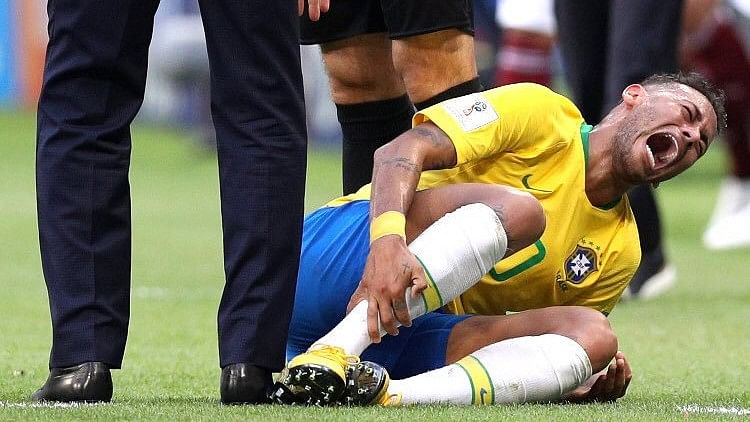 Neymar injured during the game.&nbsp;