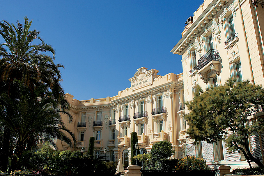 The mehendi function was held at Hotel Hermitage, the historic luxury hotel built in the early 1900’s.