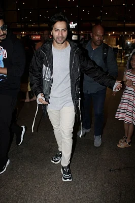 Mumbai: Actor Varun Dhawan seen at Chhatrapati Shivaji International Airport in Mumbai on April 25, 2018. (Photo: IANS)