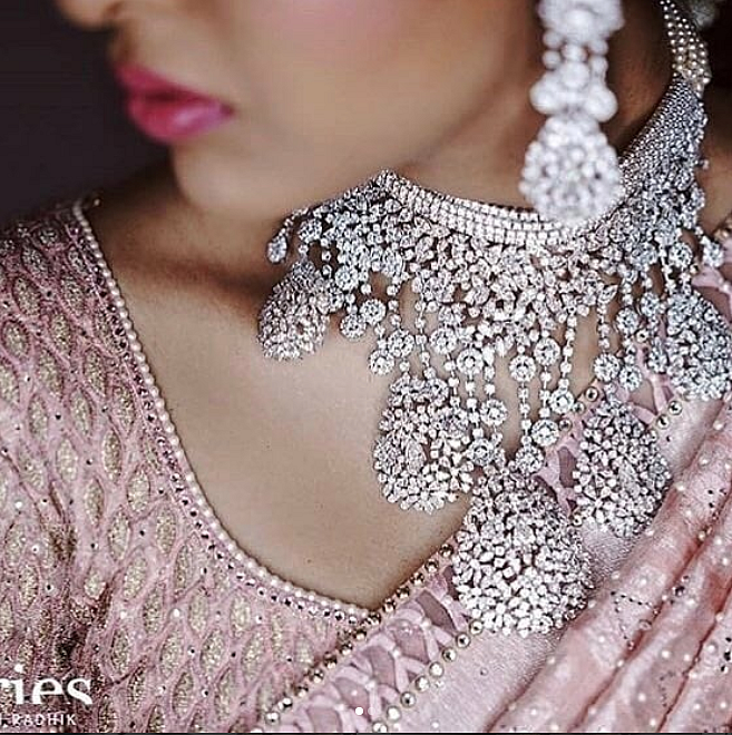 We particularly loved her jewellery in this one!