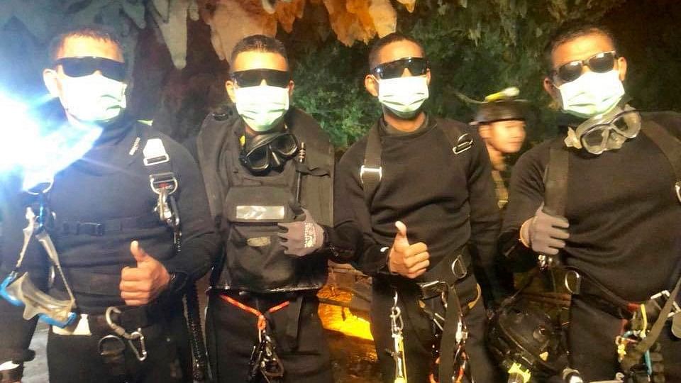 The last four Thai Navy SEALS come out of the cave