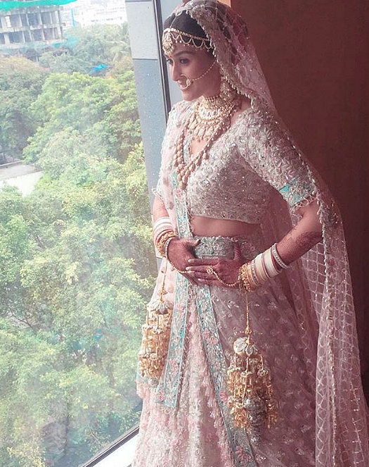 For the D-day Poorna opted for a pale pastel pink lehenga detailed with sky blue borders, topped off with a regal choker.