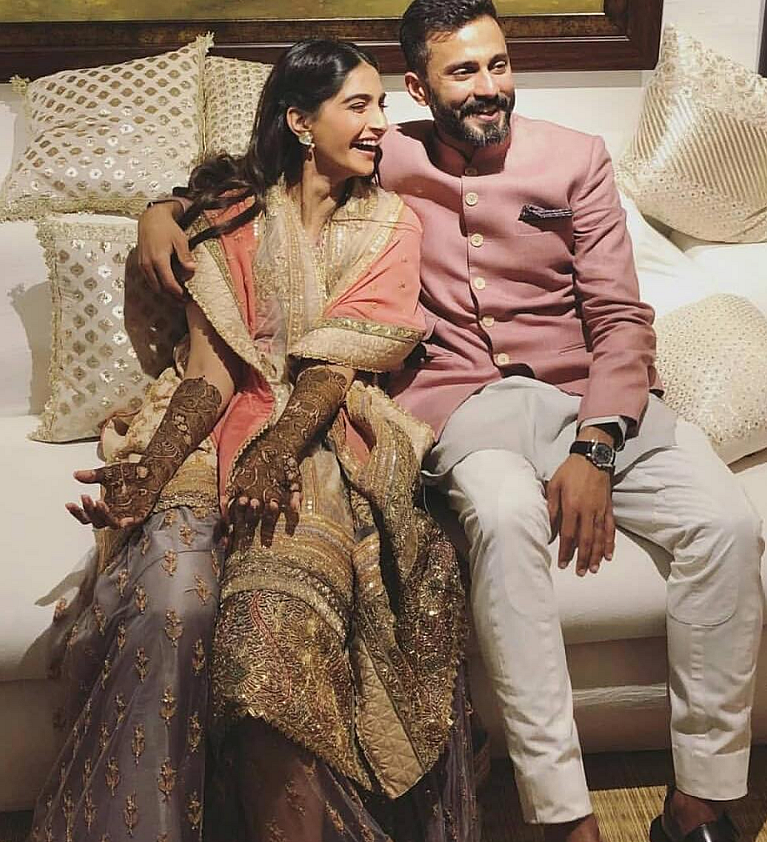 Anand Ahuja wore a rose pink sherwani coordinated by picking a greyish-lavendar pocket square to match Sonam’s <i>lehenga</i> for the intimate mehendi.