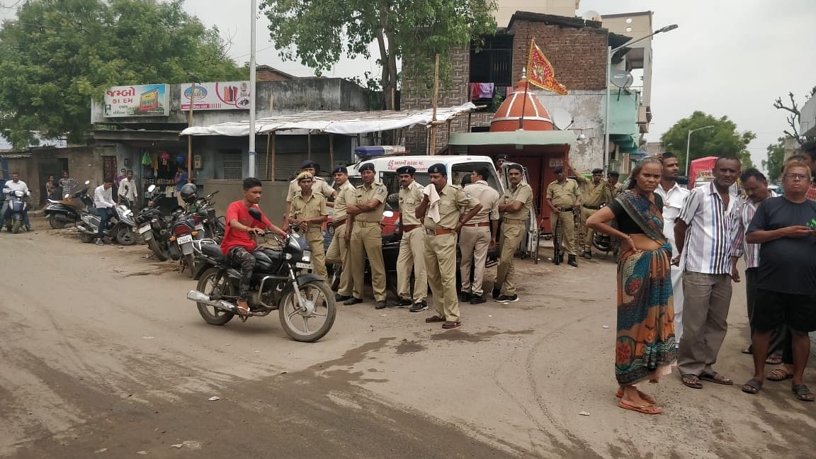 Chharanagar locals say 300-400 cops raided their homes, dragged them out & beat them. Cops have a different version.