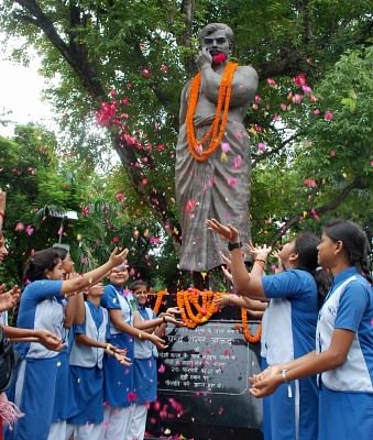 Allahabad:Students pay tributes to freedom fighter Chandra Shekhar Azad on his birth anniversary, in Allahabad on July 23, 2018. (Photo: IANS)