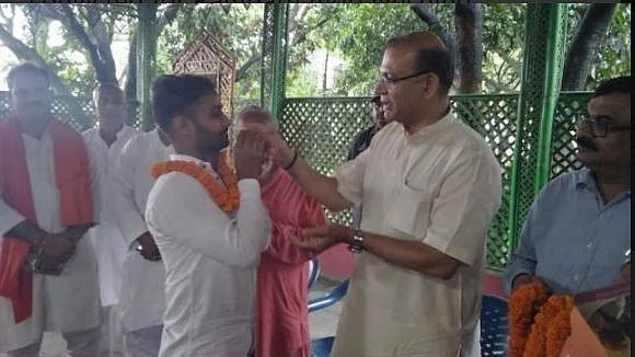 Union Minister Jayant Sinha with one of the convicts who was awarded life sentence by a fast-track court in the Ramgarh lynching case. 