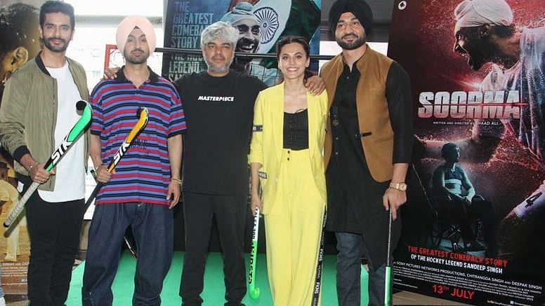 Cast of <i>Soorma </i>with Shaad Ali in the middle.