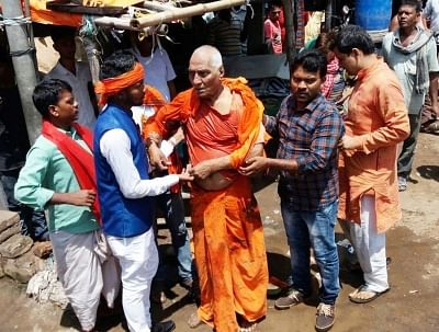 Pakur: Injured Social activist Swami Agnivesh being taken to the hospital after suspected Bharatiya Janata Yuva Morcha (BJYM) activists thrashed him while shouting "Jai Shri Ram" slogans in Jharkhand